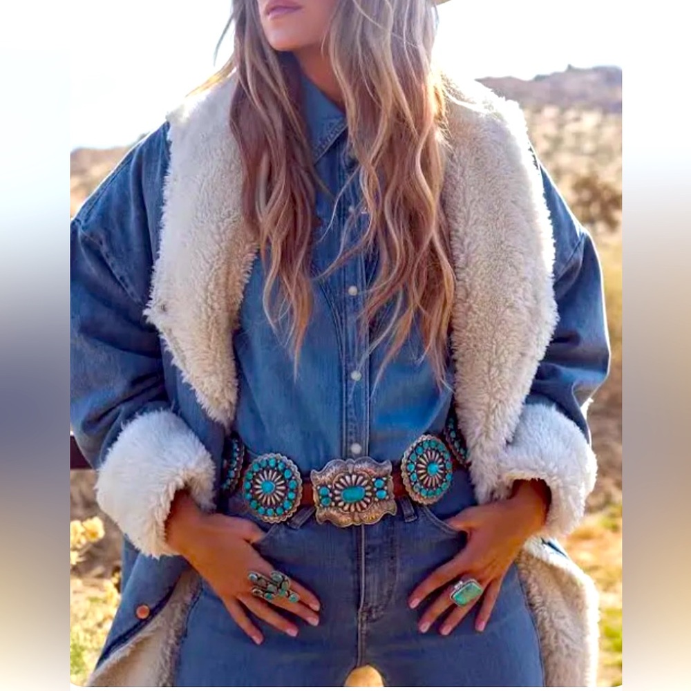 Lainey Wilson Wrangler Denim & Sherpa jacket.
NWT